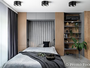 Kawalerka 30m - Duża brązowa szara z panelami tapicerowanymi sypialnia, styl nowoczesny - zdjęcie od Fotografia Wnętrz Kraków- Promofocus