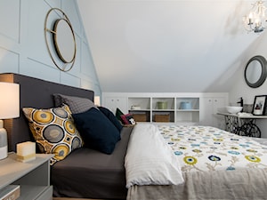 Poddasze - Średnia biała szara sypialnia na poddaszu, styl nowoczesny - zdjęcie od Fotografia Wnętrz Kraków- Promofocus