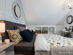 Poddasze - Średnia biała niebieska sypialnia na poddaszu, styl nowoczesny - zdjęcie od Fotografia Wnętrz Kraków- Promofocus