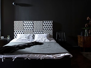 Modułowy zagłówek do łóżka w sypialni balck &white - zdjęcie od madeforbed