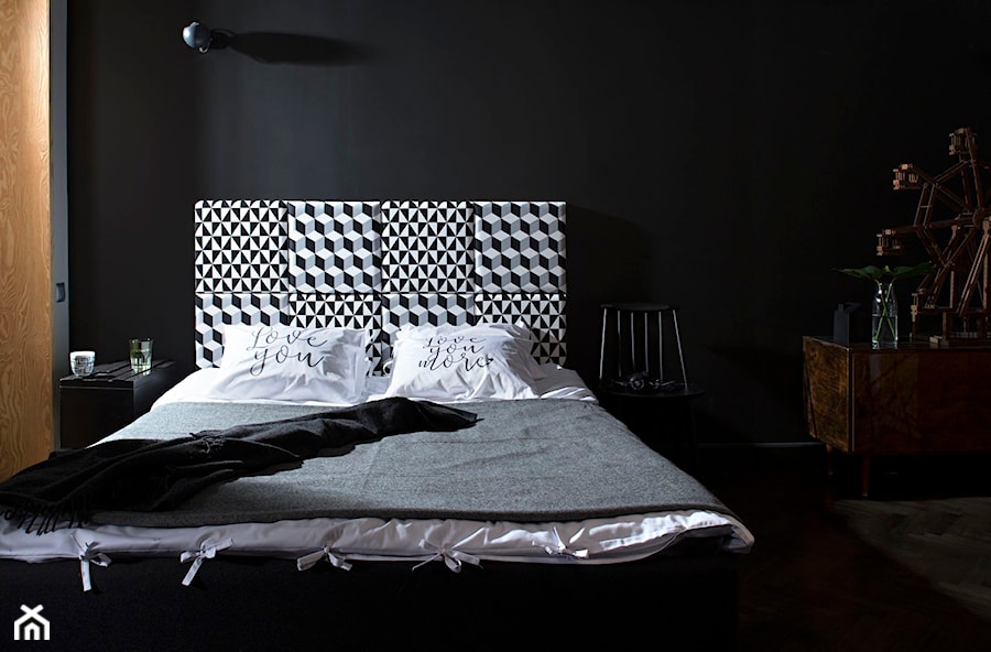 Modułowy zagłówek do łóżka w sypialni balck &white - zdjęcie od madeforbed