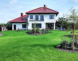 Ogród w stylu klasycznym - Duży ogród za domem zadaszony przedłużeniem dachu, styl minimalistyczny - zdjęcie od Czas na zielen - Homebook