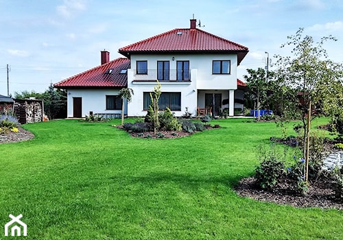 Ogród w stylu klasycznym - Duży ogród za domem zadaszony przedłużeniem dachu, styl minimalistyczny - zdjęcie od Czas na zielen