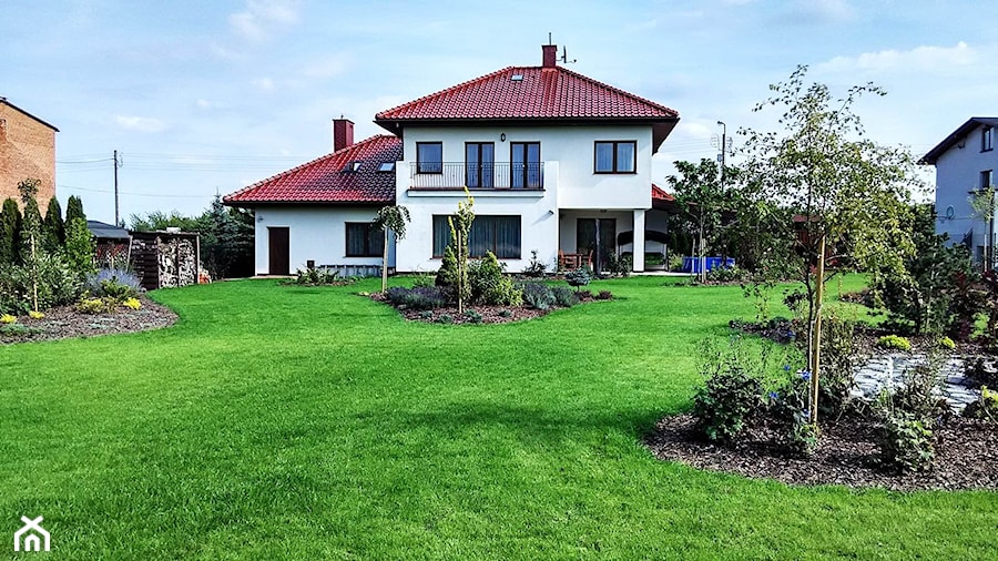 Ogród w stylu klasycznym - Duży ogród za domem zadaszony przedłużeniem dachu, styl minimalistyczny - zdjęcie od Czas na zielen