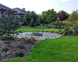 Ogród w stylu klasycznym - Duży z kamienną nawierzchnią ogród za domem - zdjęcie od Czas na zielen - Homebook