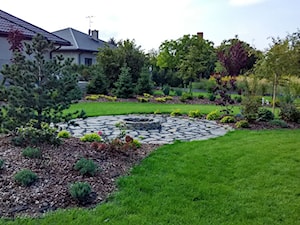 Ogród w stylu klasycznym - Duży z kamienną nawierzchnią ogród za domem - zdjęcie od Czas na zielen