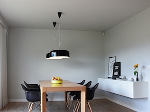Duża szara jadalnia jako osobne pomieszczenie, styl nowoczesny - zdjęcie od STUDIO MAC