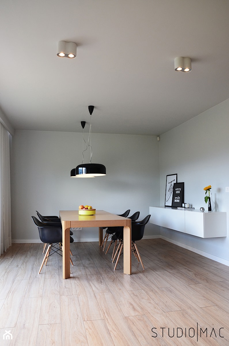 Duża szara jadalnia jako osobne pomieszczenie, styl nowoczesny - zdjęcie od STUDIO MAC