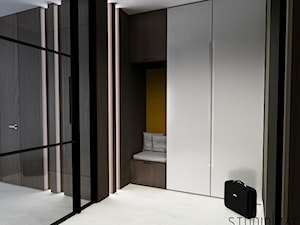 PROJEKT DOMU W POZNANIU 125 m2 - Średni brązowy żółty hol / przedpokój, styl nowoczesny - zdjęcie od STUDIO MAC