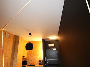 mini apartament - Mała otwarta z kamiennym blatem czarna z zabudowaną lodówką z nablatowym zlewozmywakiem kuchnia w kształcie litery l z marmurem nad blatem kuchennym - zdjęcie od PROJEKTOWANIE_OD_A_DO_Z