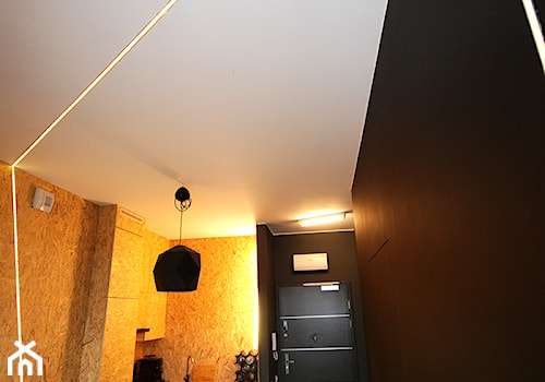 mini apartament - Mała otwarta z kamiennym blatem czarna z zabudowaną lodówką z nablatowym zlewozmywakiem kuchnia w kształcie litery l z marmurem nad blatem kuchennym - zdjęcie od PROJEKTOWANIE_OD_A_DO_Z