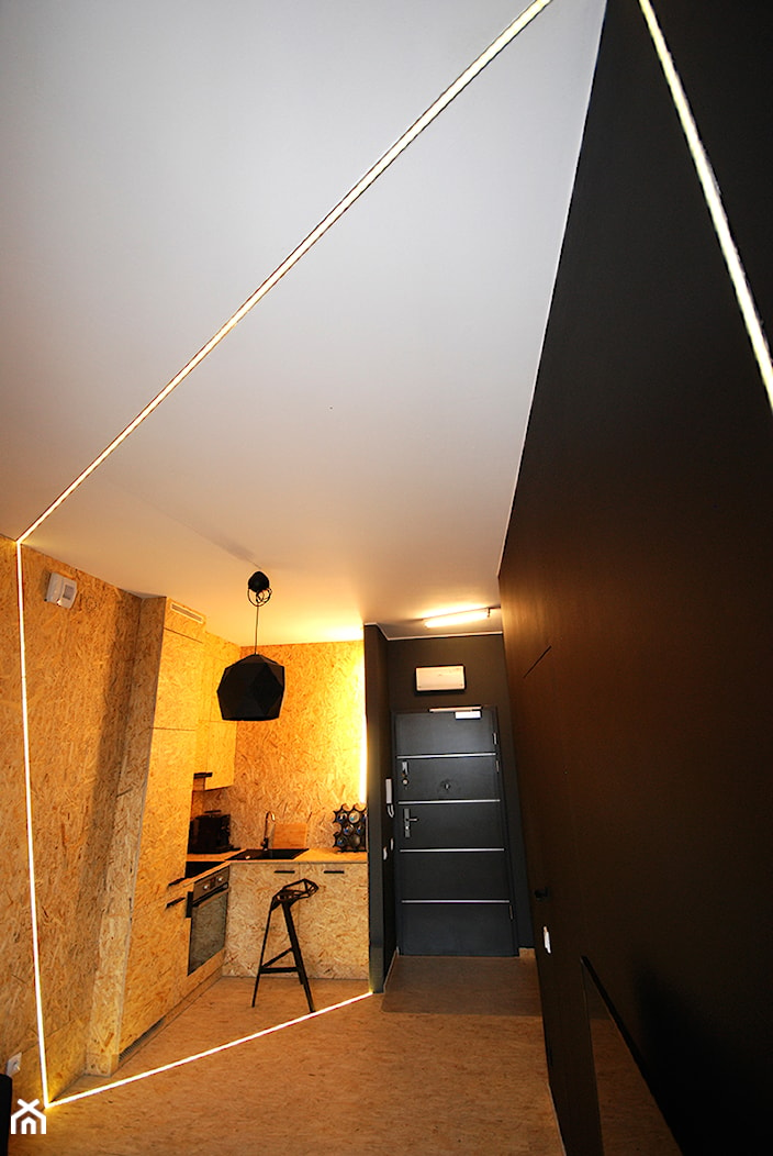 mini apartament - Mała otwarta z kamiennym blatem czarna z zabudowaną lodówką z nablatowym zlewozmywakiem kuchnia w kształcie litery l z marmurem nad blatem kuchennym - zdjęcie od PROJEKTOWANIE_OD_A_DO_Z - Homebook
