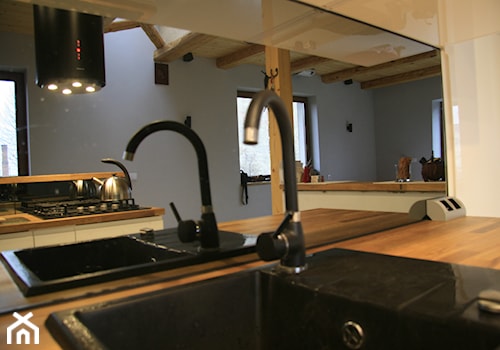 Nówka 60tka - Średnia zamknięta szara z zabudowaną lodówką z nablatowym zlewozmywakiem kuchnia w kształcie litery l z oknem, styl prowansalski - zdjęcie od mongirl