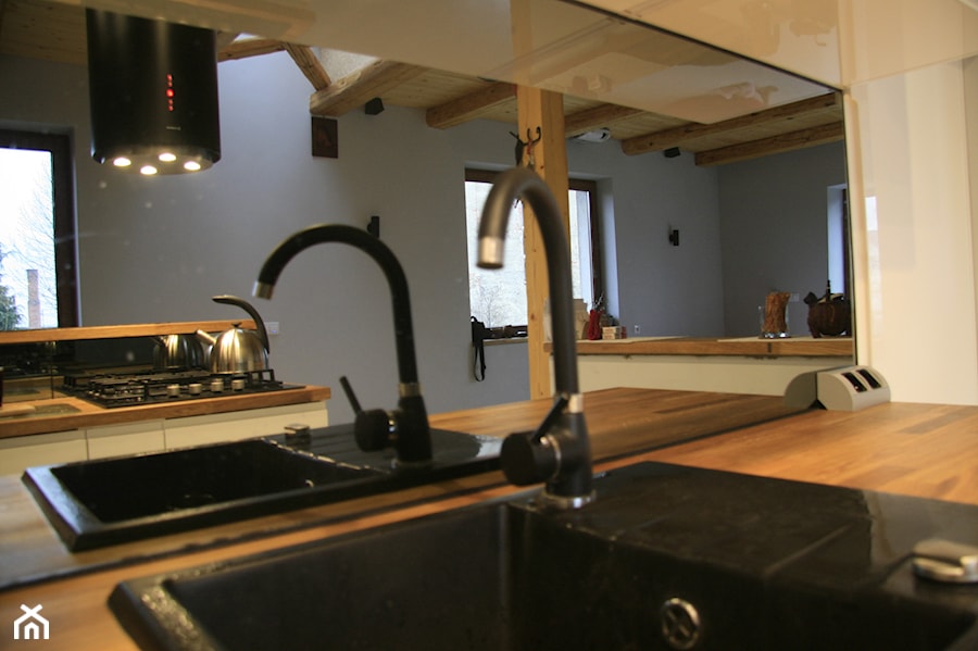 Nówka 60tka - Średnia zamknięta szara z zabudowaną lodówką z nablatowym zlewozmywakiem kuchnia w kształcie litery l z oknem, styl prowansalski - zdjęcie od mongirl