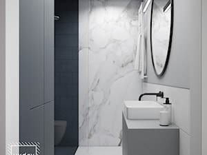 MIESZKANIE 41,5m2 - Mała bez okna z lustrem z marmurową podłogą z punktowym oświetleniem łazienka, styl minimalistyczny - zdjęcie od UKOSY studio