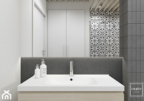 DOM W GÓRACH 56m2 - Bez okna z lustrem z punktowym oświetleniem łazienka, styl minimalistyczny - zdjęcie od UKOSY studio