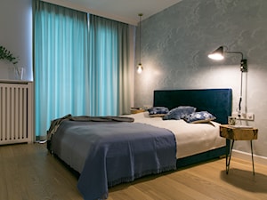 Życie w błękicie, apartament ul. Pełczyńskiego w Warszawie - Średnia szara sypialnia - zdjęcie od zablocka_studio