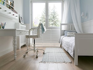 Pastelowe piętro domu, Wawer - Mały biały niebieski pokój dziecka dla nastolatka dla dziewczynki - zdjęcie od zablocka_studio