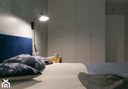 Życie w błękicie, apartament ul. Pełczyńskiego w Warszawie - Mała szara sypialnia - zdjęcie od zablocka_studio