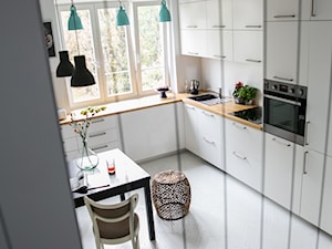 Czarno - białe wnętrze ul. Białobrzeska - Średnia otwarta biała z zabudowaną lodówką z lodówką wolnostojącą z nablatowym zlewozmywakiem kuchnia w kształcie litery l z oknem - zdjęcie od zablocka_studio