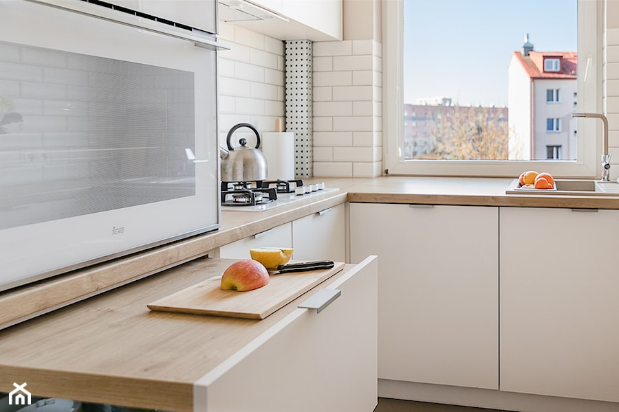 Sesja zdjęciowa kuchni w bloku - Mała zamknięta biała szara z zabudowaną lodówką z nablatowym zlewozmywakiem kuchnia w kształcie litery l z oknem, styl nowoczesny - zdjęcie od Studio Buffavento | Paulina Zatorska