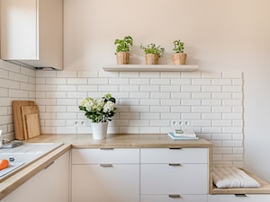 Sesja zdjęciowa kuchni w bloku - Średnia biała różowa z nablatowym zlewozmywakiem kuchnia w kształcie litery l z oknem, styl nowoczesny - zdjęcie od Studio Buffavento | Paulina Zatorska