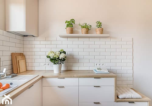Sesja zdjęciowa kuchni w bloku - Średnia biała różowa z nablatowym zlewozmywakiem kuchnia w kształcie litery l z oknem, styl nowoczesny - zdjęcie od Studio Buffavento | Paulina Zatorska