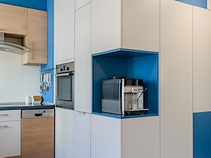 Sesja zdjęciowa mieszkania - Mała otwarta z salonem biała z zabudowaną lodówką kuchnia w kształcie litery l, styl nowoczesny - zdjęcie od Studio Buffavento | Paulina Zatorska