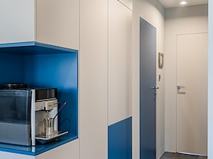 Sesja zdjęciowa mieszkania - Mały niebieski szary hol / przedpokój, styl minimalistyczny - zdjęcie od Studio Buffavento | Paulina Zatorska