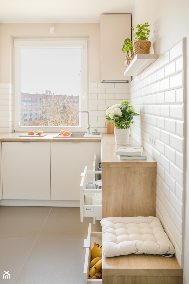 Sesja zdjęciowa kuchni w bloku - Średnia otwarta z salonem beżowa biała z zabudowaną lodówką z nablatowym zlewozmywakiem kuchnia w kształcie litery l z oknem, styl nowoczesny - zdjęcie od Studio Buffavento | Paulina Zatorska