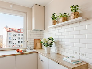 Sesja zdjęciowa kuchni w bloku - Średnia beżowa biała z nablatowym zlewozmywakiem kuchnia w kształcie litery l z oknem, styl nowoczesny - zdjęcie od Studio Buffavento | Paulina Zatorska