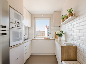Sesja zdjęciowa kuchni w bloku - Średnia zamknięta beżowa biała z zabudowaną lodówką z nablatowym zlewozmywakiem kuchnia w kształcie litery u z oknem, styl nowoczesny - zdjęcie od Studio Buffavento | Paulina Zatorska
