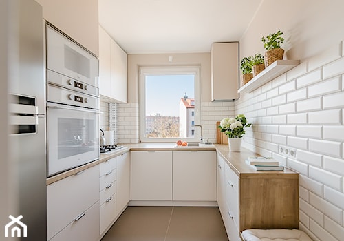 Sesja zdjęciowa kuchni w bloku - Średnia zamknięta beżowa biała z zabudowaną lodówką z nablatowym zlewozmywakiem kuchnia w kształcie litery u z oknem, styl nowoczesny - zdjęcie od Studio Buffavento | Paulina Zatorska
