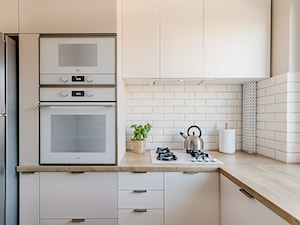 Sesja zdjęciowa kuchni w bloku - Mała beżowa biała z zabudowaną lodówką z lodówką wolnostojącą kuchnia w kształcie litery l z oknem, styl nowoczesny - zdjęcie od Studio Buffavento | Paulina Zatorska