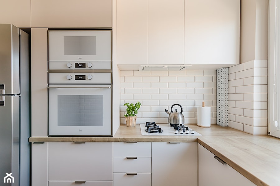 Sesja zdjęciowa kuchni w bloku - Mała beżowa biała z zabudowaną lodówką z lodówką wolnostojącą kuchnia w kształcie litery l z oknem, styl nowoczesny - zdjęcie od Studio Buffavento | Paulina Zatorska