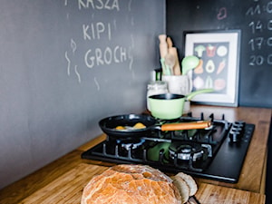 sesja zdjęciowa kuchni w kamienicy - Mała czarna z zabudowaną lodówką kuchnia jednorzędowa z oknem, styl nowoczesny - zdjęcie od Studio Buffavento | Paulina Zatorska