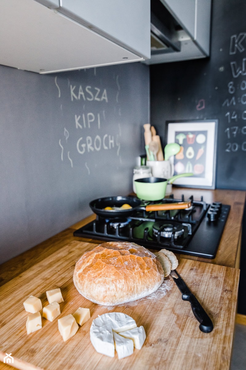 sesja zdjęciowa kuchni w kamienicy - Mała czarna z zabudowaną lodówką kuchnia jednorzędowa z oknem, styl nowoczesny - zdjęcie od Studio Buffavento | Paulina Zatorska