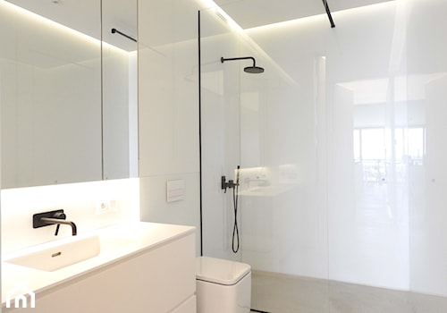 apartament 82 - Średnia z lustrem łazienka z oknem, styl minimalistyczny - zdjęcie od TheSwallows