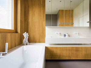 dom jednorodzinny 228 - Średnia z lustrem z dwoma umywalkami z punktowym oświetleniem łazienka z oknem, styl nowoczesny - zdjęcie od TheSwallows