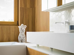 dom jednorodzinny 228 - Mała z lustrem łazienka z oknem, styl nowoczesny - zdjęcie od TheSwallows