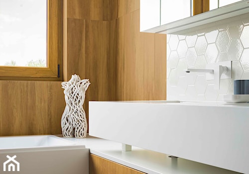 dom jednorodzinny 228 - Mała z lustrem łazienka z oknem, styl nowoczesny - zdjęcie od TheSwallows