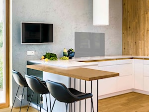 dom jednorodzinny 228 - Średnia otwarta z kamiennym blatem szara z zabudowaną lodówką kuchnia w kształcie litery u z oknem, styl nowoczesny - zdjęcie od TheSwallows