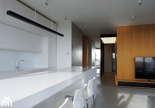 apartament 82 - Średnia otwarta z salonem biała z zabudowaną lodówką z podblatowym zlewozmywakiem kuchnia dwurzędowa z oknem, styl minimalistyczny - zdjęcie od TheSwallows