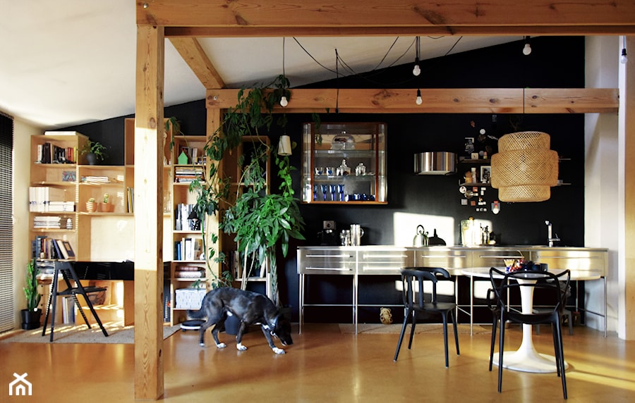 studio - Mała otwarta z salonem biała czarna kuchnia jednorzędowa z oknem, styl nowoczesny - zdjęcie od TheSwallows