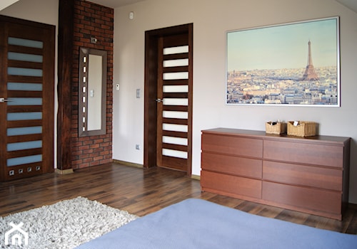 DOM W OSIELSKU - Średnia biała sypialnia na poddaszu, styl tradycyjny - zdjęcie od aCh studio