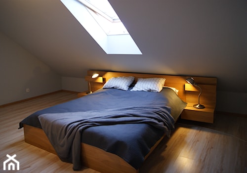 MIESZKANIE W ŚREMIE - Średnia szara sypialnia na poddaszu, styl nowoczesny - zdjęcie od aCh studio