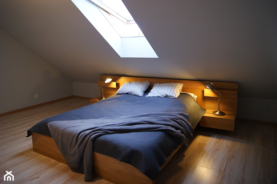 MIESZKANIE W ŚREMIE - Średnia szara sypialnia na poddaszu, styl nowoczesny - zdjęcie od aCh studio