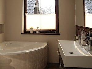 DOM W OSIELSKU - Mała z lustrem z dwoma umywalkami łazienka z oknem, styl nowoczesny - zdjęcie od aCh studio