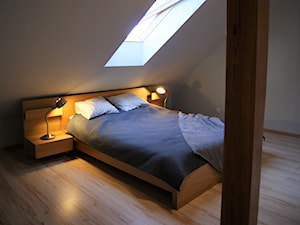 MIESZKANIE W ŚREMIE - Średnia biała sypialnia na poddaszu, styl nowoczesny - zdjęcie od aCh studio
