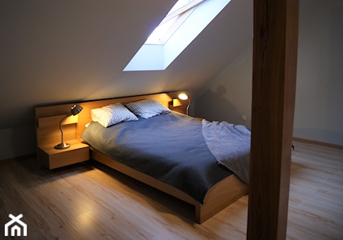 MIESZKANIE W ŚREMIE - Średnia biała sypialnia na poddaszu, styl nowoczesny - zdjęcie od aCh studio